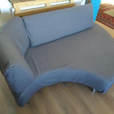 kostenlose graue couch mit besonderer form - thumb
