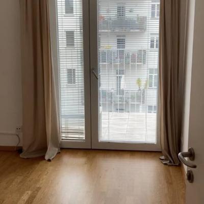 Schönes 15m2 Zimmer mit großem, eigenem Balkon im 5. Bezrik - thumb