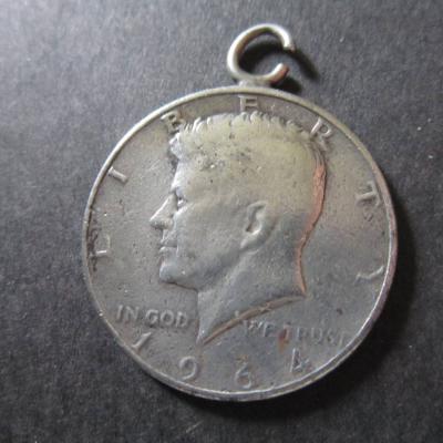 Half Dollar Münze mit Öse - Kennedy - 1964 - Silber - thumb