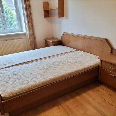 Schönes und bequemes Doppelbett mit 2x Lattenrost, 2x Nachtkästchen - thumb