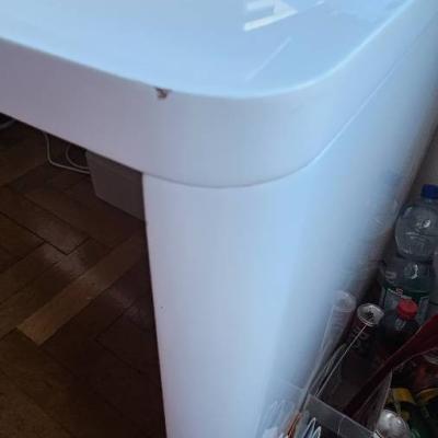 Schreibtisch weiß hochglanz 150×70cm, paar kleine Schrammen - thumb