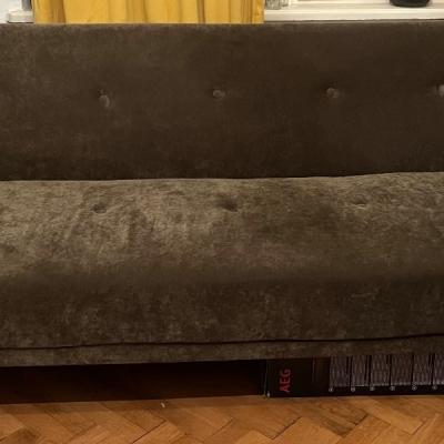 Grüne Couch mit Schlaffunktion aus Samt Stoff in Grün - thumb