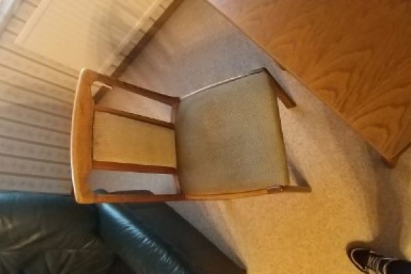 Tisch und 4 Sessel
