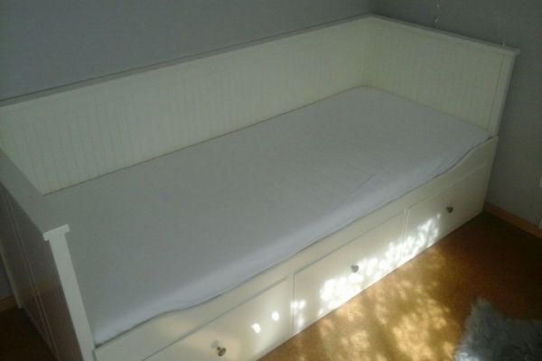 Bett mit Matratzen ausziehbar Doppelbett.