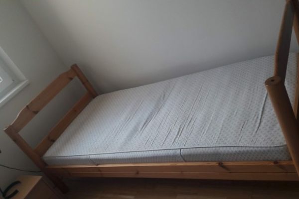 Verkaufe Bett mit Matratze