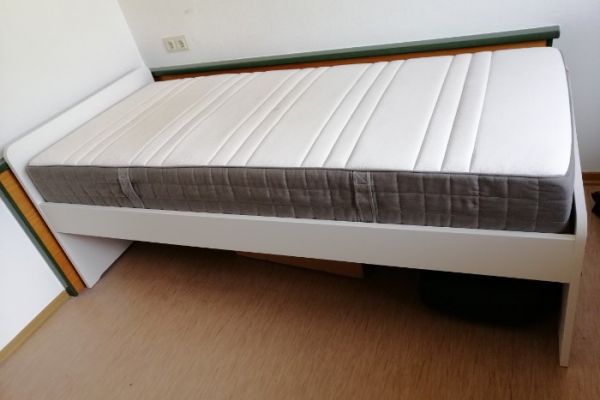 Ikea Bett 90x200 mit Matratze, 100€