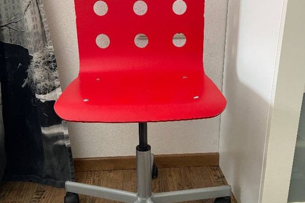 Günstiger Schreibtischstuhl erhältlich!