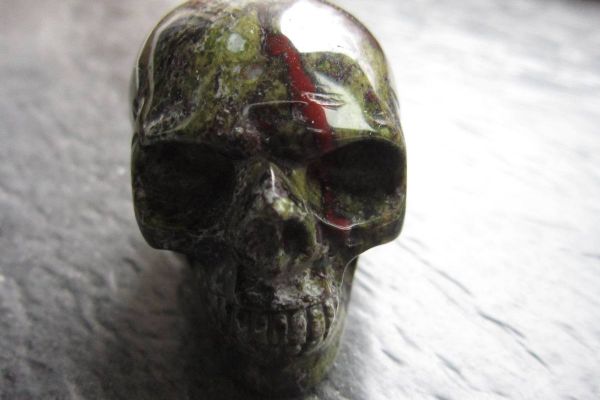Drachenblut Jaspis Skull - Kristallschädel - Kunsthandwerk