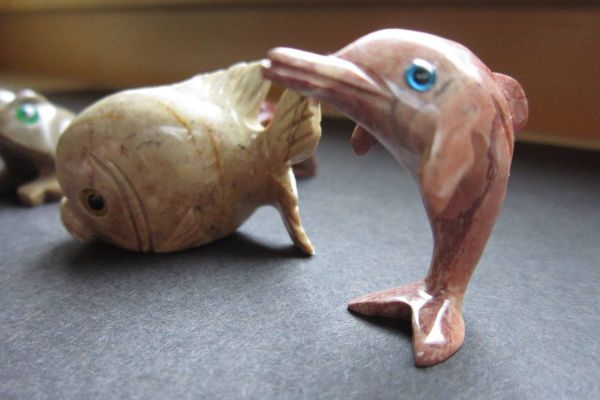5 Stück Steinfiguren - Delfin, Fisch, Frosch - Speckstein - siehe Bild
