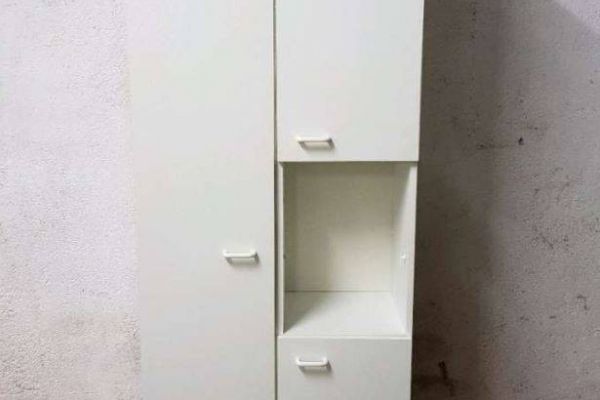 Weißer Mehrzwckschrank