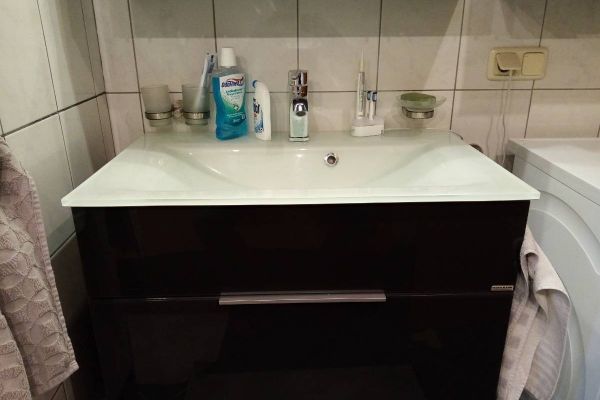 Waschtisch mit Glas und einer großen Schublade - Armatur fast neu