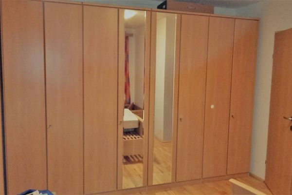 Schöner Schlafzimmerschrank mit Spiegel und 8 Flügeltüren in Buche