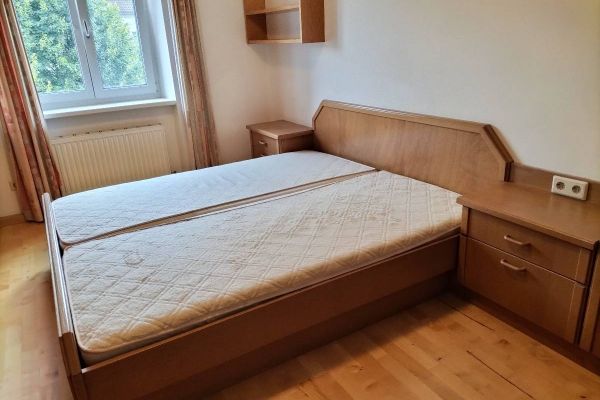 Schönes und bequemes Doppelbett mit 2x Lattenrost, 2x Nachtkästchen