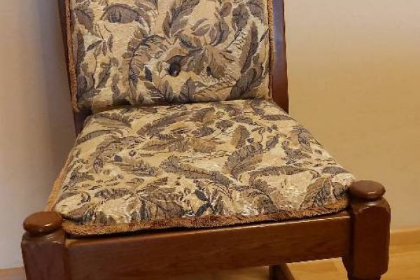 Essgarnitur mit Tisch und sechs Sesseln aus Holz