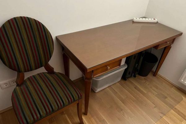 Schreibtisch mit Polsterstuhl und Glasplatte 60x140