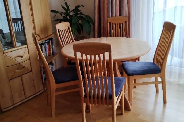 Erle Vollholz Esstisch mit dazugehörigen 6 Stühlen