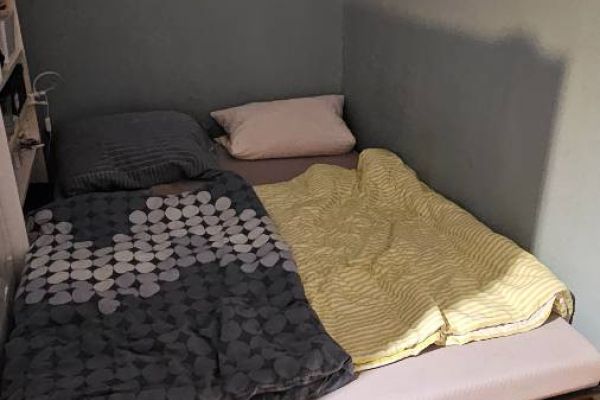 Bett mit Lattenrost und Abygda Matratze 140×200 9 Monate alt