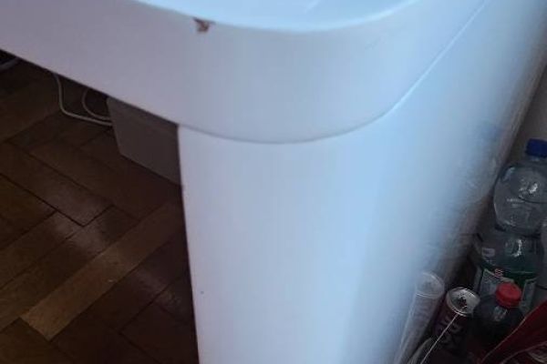 Schreibtisch weiß hochglanz 150×70cm, paar kleine Schrammen