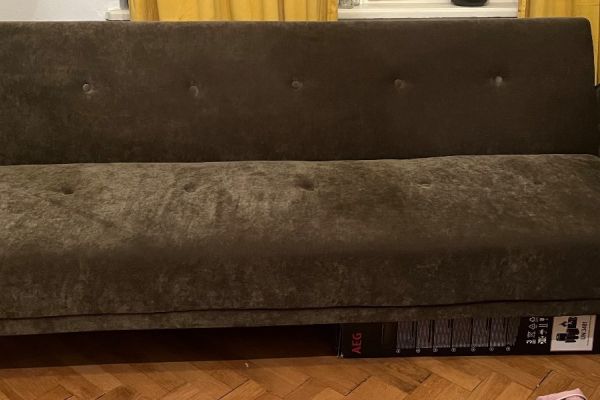 Grüne Couch mit Schlaffunktion aus Samt Stoff in Grün