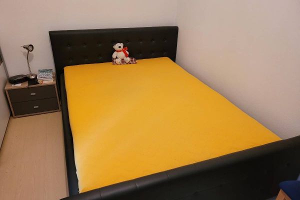Bett 140x200cm mit Matratze und Lattenrost und Nachkästchen