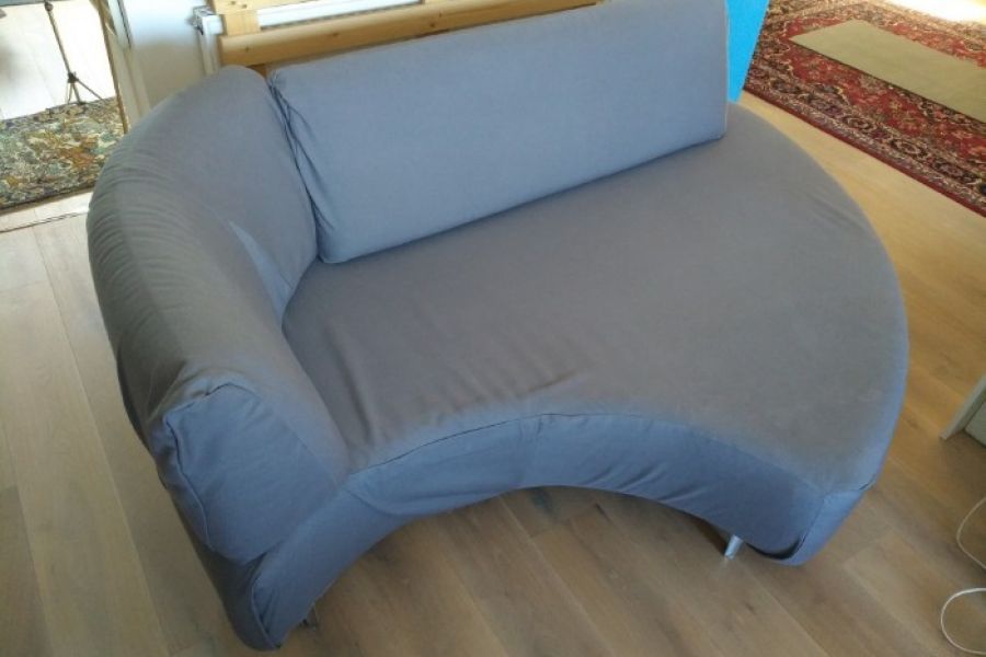 kostenlose graue couch mit besonderer form - Bild 1