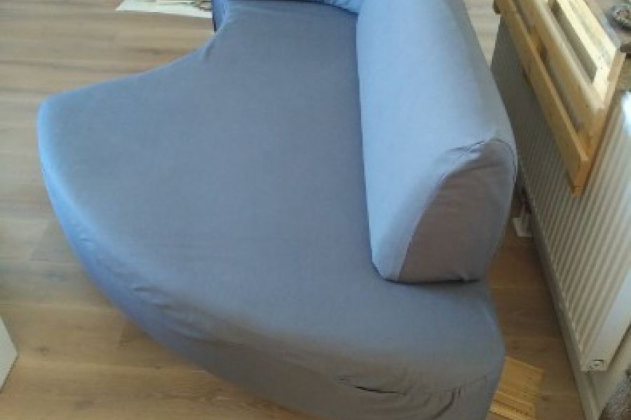kostenlose graue couch mit besonderer form - Bild 2