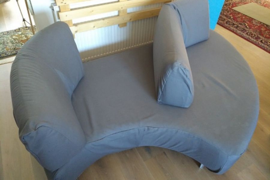 kostenlose graue couch mit besonderer form - Bild 3