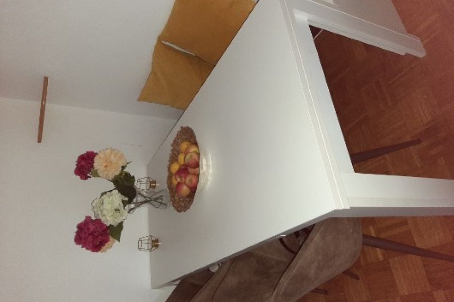 Tisch mit Stühlen und Sitzbank - Bild 1