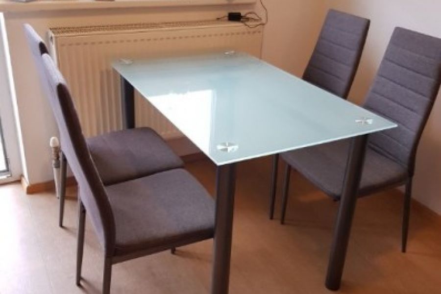 Verkaufe modernen Tisch mit 4 Stühlen FÜR NUR 50€ - Bild 1