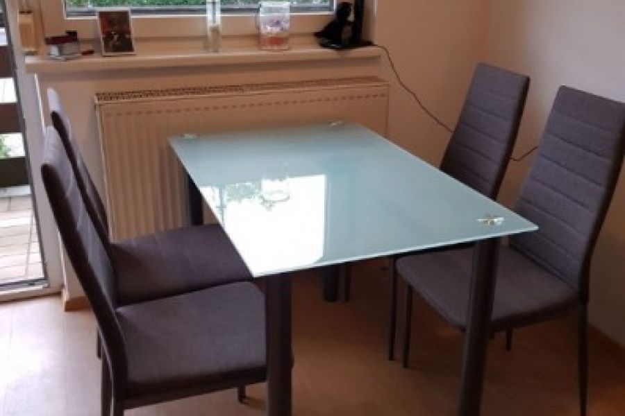 Verkaufe modernen Tisch mit 4 Stühlen FÜR NUR 50€ - Bild 2