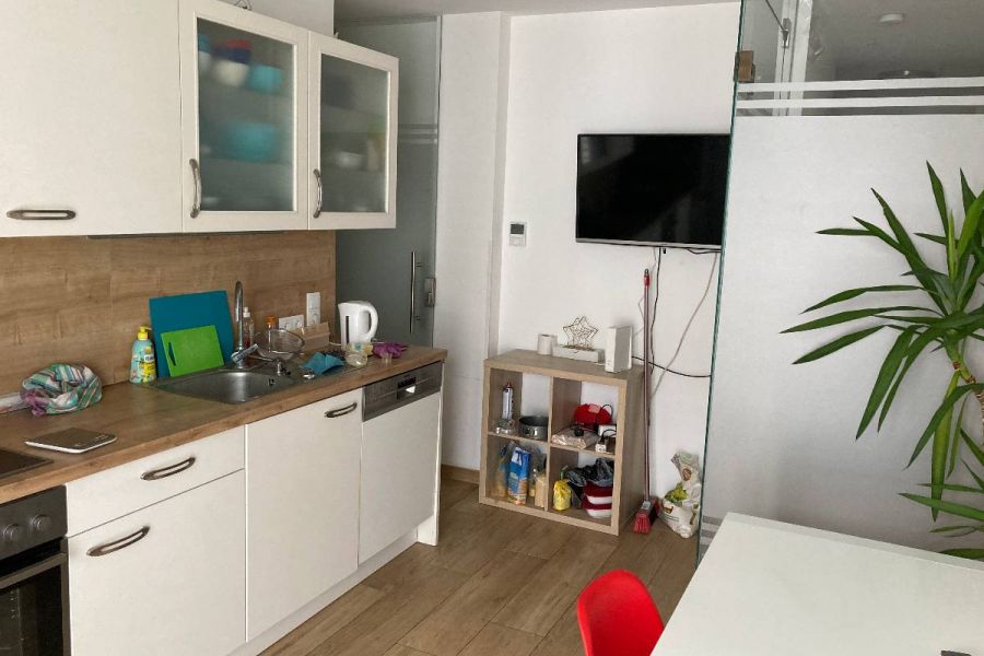 Schönes 15m2 Zimmer mit großem, eigenem Balkon im 5. Bezrik - Bild 3