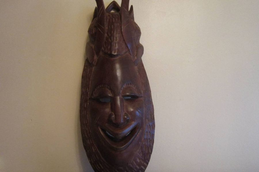 Afrikanische Holzschnitzkunst - Wandmaske - Holz - schwer - massiv - Bild 1