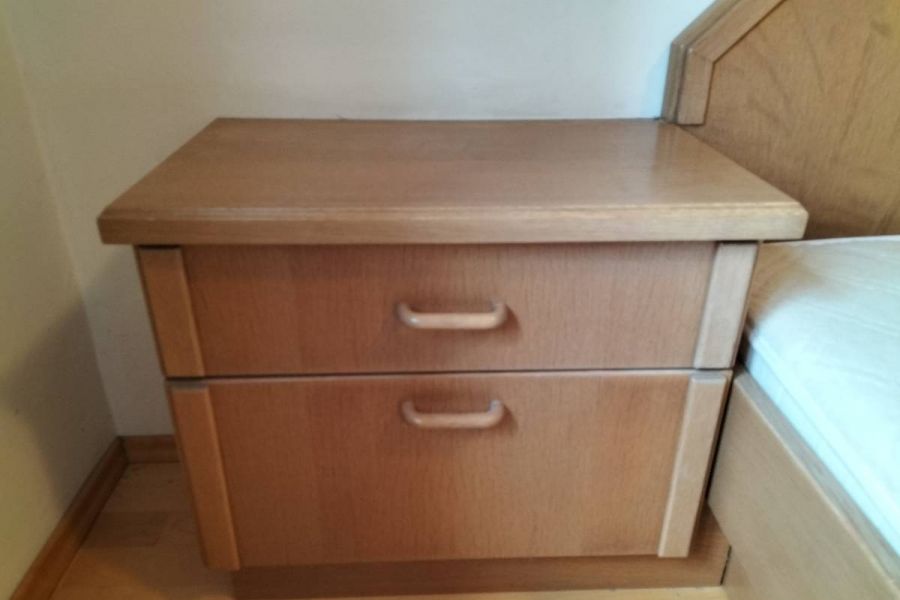 Schönes und bequemes Doppelbett mit 2x Lattenrost, 2x Nachtkästchen - Bild 2