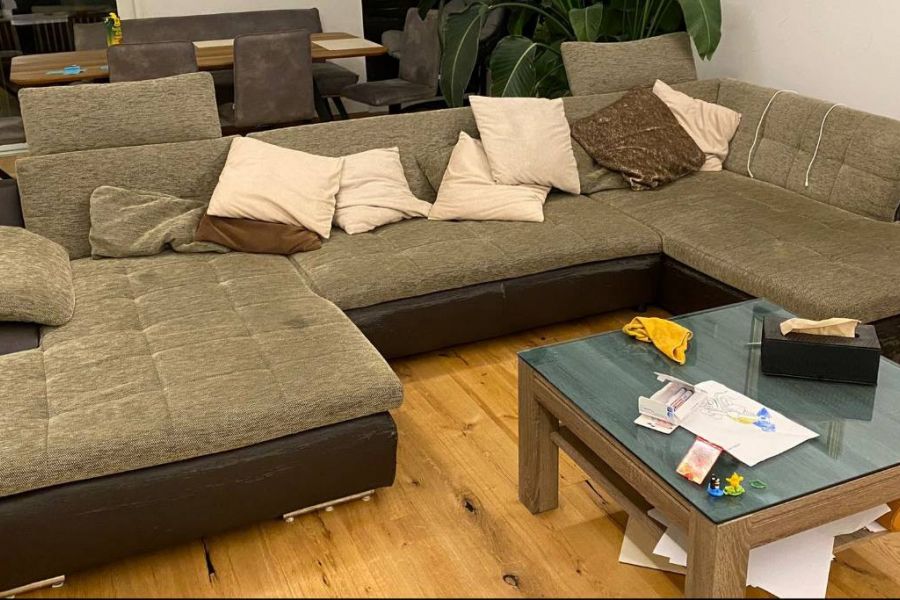 Wohnlandschaft-Couch inkl. Hocker und Tisch - Bild 1