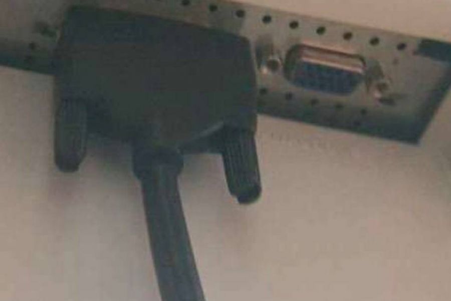Monitor mit Tastatur und Kabel - Bild 2