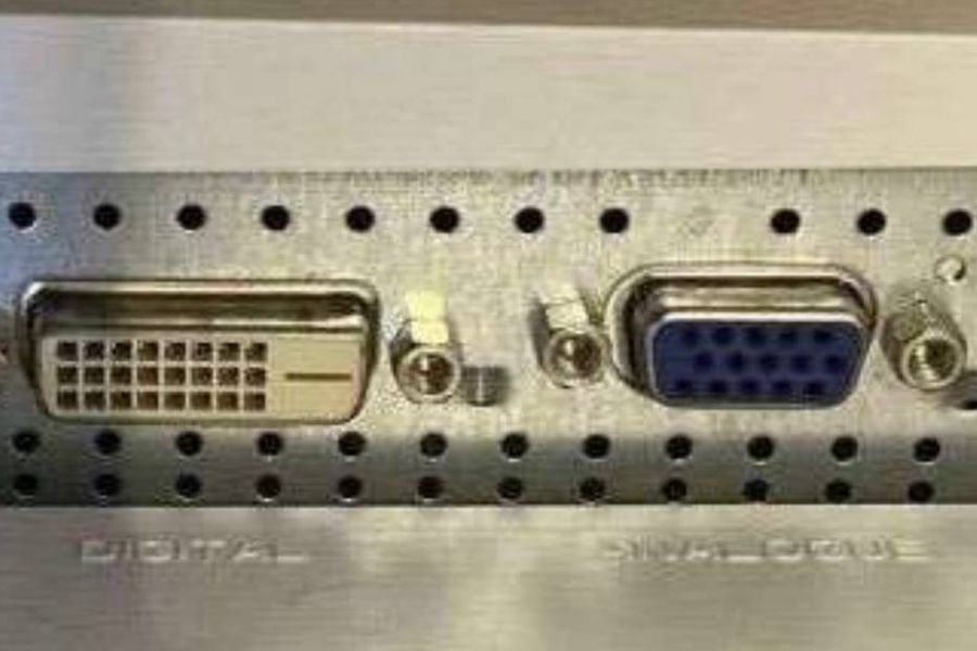 Monitor mit Tastatur und Kabel - Bild 3