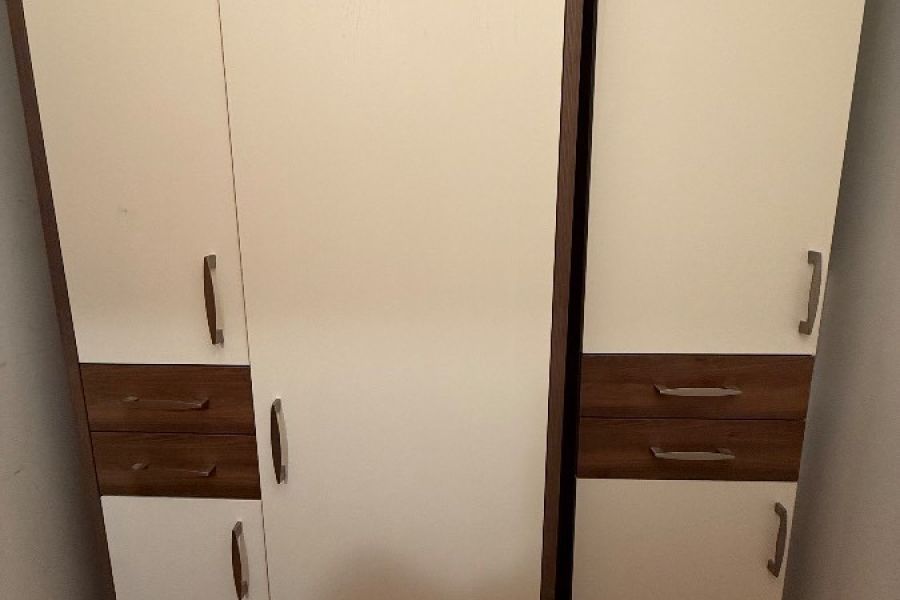 Kleiderschrank P. Max weiß mit Holzelementen - Bild 1