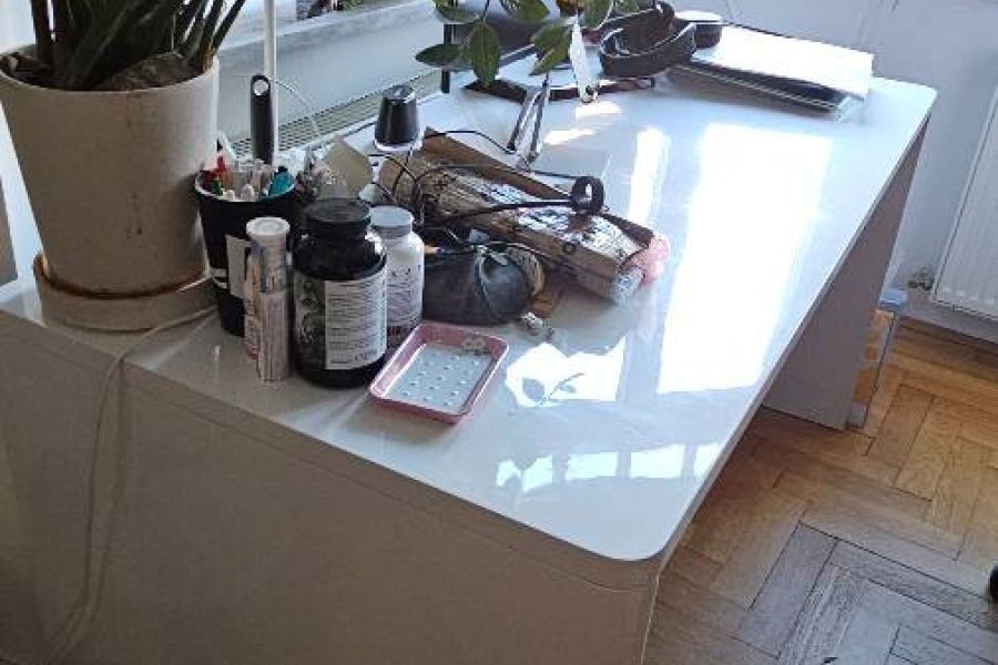 Schreibtisch weiß hochglanz 150×70cm, paar kleine Schrammen - Bild 2