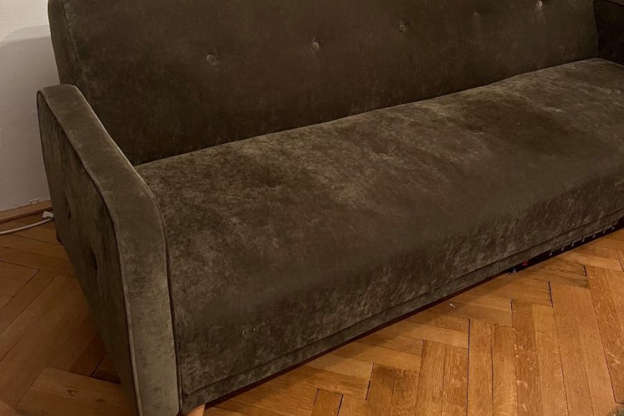 Grüne Couch mit Schlaffunktion aus Samt Stoff in Grün - Bild 2