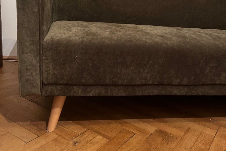Grüne Couch mit Schlaffunktion aus Samt Stoff in Grün - Bild 3